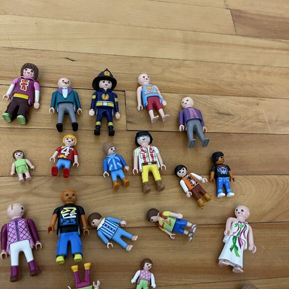 Lot Of 33 Playmobil Figures, Police, kids, dogs, toys - Picture 3 of 5